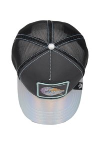 Cappellino nero con lati in rete, visiera lucida e iridescente, caratterizzato da una patch grafica con un guscio colorato. Le cuciture in azzurro chiaro aggiungono un tocco di dettaglio.