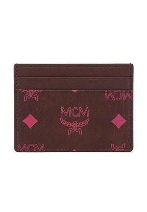 Brun læder kortholder med lyserøde MCM-logoer og diamantformer, med flere kortlommer og synlige sømme.