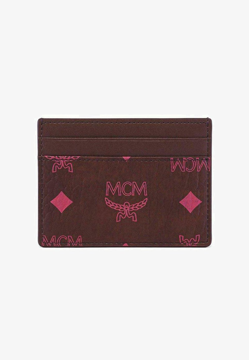 Porta carte in pelle marrone con loghi MCM rosa e forme a diamante, con più scomparti per carte e cuciture visibili.