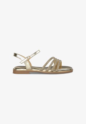 Sandal in metallo dorato con multiple cinghie sottili e una cinghia per la caviglia sul retro. Presenta dettagli in perle e una suola piatta color beige.