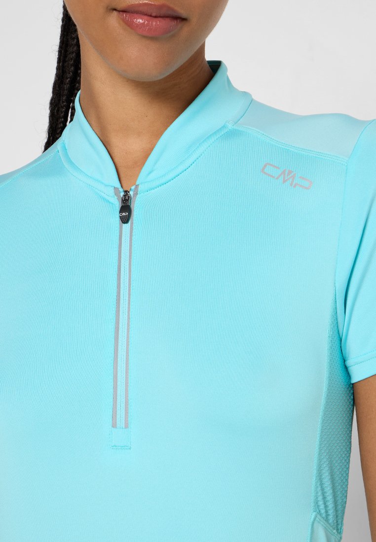 Helles blaues sportliches Zip-up-Oberteil aus dehnbarem Material, mit hohem Kragen, kurzen Ärmeln und kleinem Logo-Detail auf der Brust.