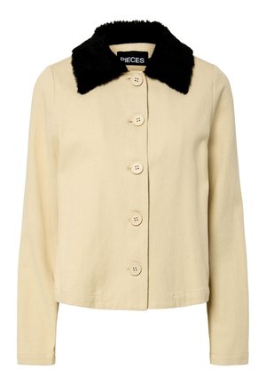 Beige jakke med sort faux fur-krage, med knaplukning foran og lange ærmer. Materialet ser tekstureret ud med et klassisk design.