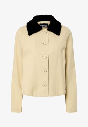 Beige dzseki fekete műszőrme gallérral, gombos elülső részel és hosszú ujjal. Az anyag texturált hatású, klasszikus dizájnnal rendelkezik.