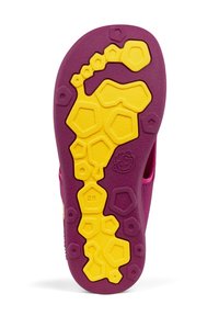 Sole di sandalini per bambini in gomma viola e gialla. Presenta un motivo a nido d'ape per grip e flessibilità. Taglia 28 marcata sulla suola.