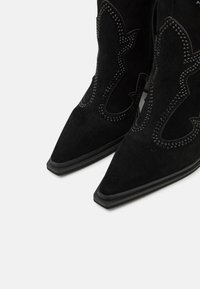 Alma en Pena Botas de tacón - black