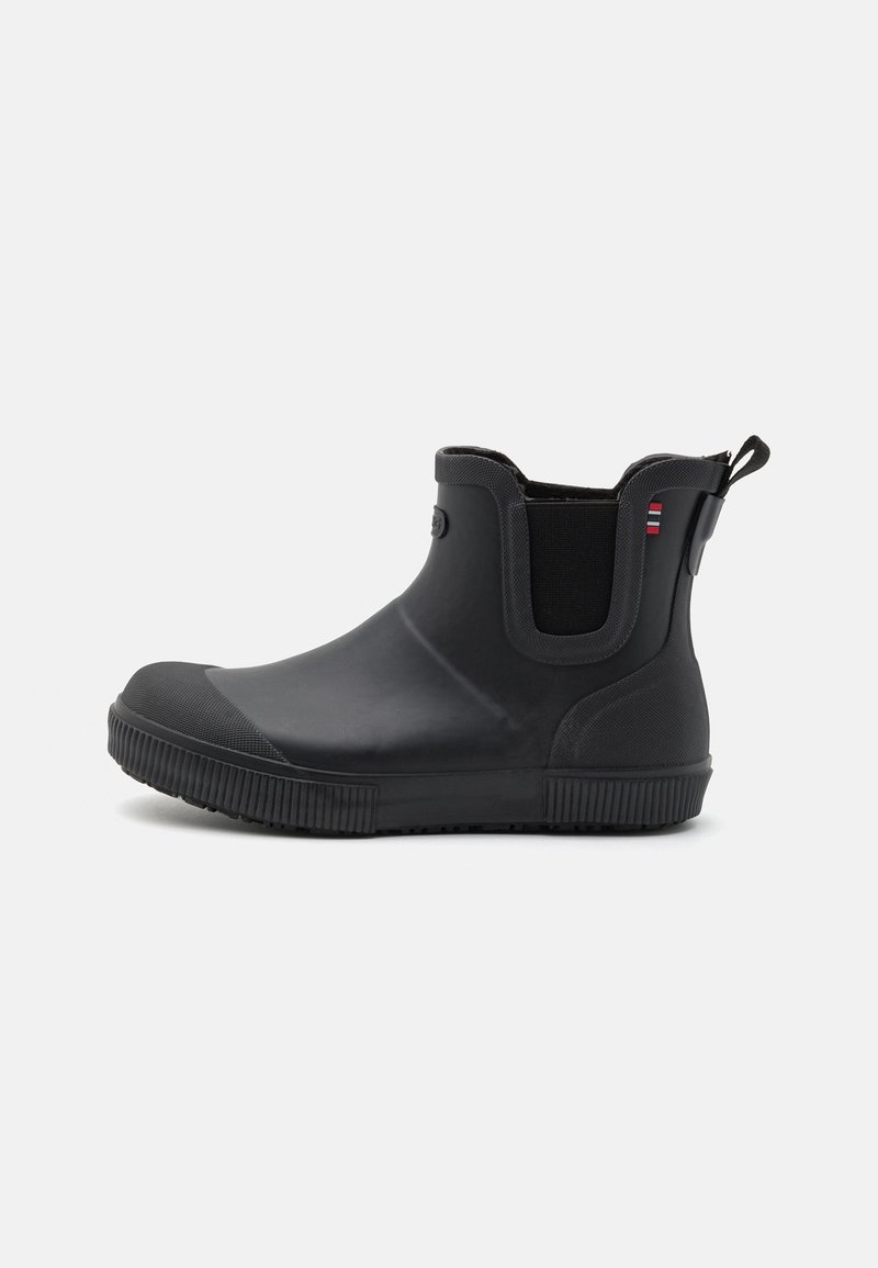 Botte chelsea noire imperméable en caoutchouc, dotée de panneaux latéraux élastiques, d'une semelle texturée et d'une languette à l'arrière pour un enfilage facile.