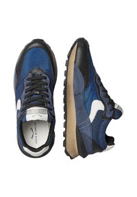 Marineblaue und schwarze Sneaker aus Netzstoff, mit Gummisohle und weißen Akzenten. Verfügt über ein Schnürdesign und einen gepolsterten Knöchelkragen für zusätzlichen Komfort.