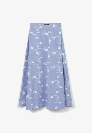 Gestreifte blau-weiße Midikleid mit floralem Stickerei, ausgestelltem Design, glatter Textur und tailliertem Bund.