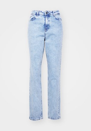 Jeans de mezclilla azul claro con corte recto, cintura alta, cinco bolsillos y cierre de botón metálico. Textura desvanecida con sutiles detalles de costura.