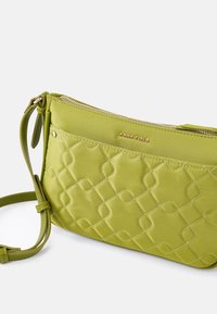 Borsa a tracolla verde trapuntata realizzata in tessuto testurizzato con zip e logo dorato. Presenta una tracolla regolabile e un design elegante.