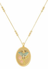 Goldkette mit einem ovalen Anhänger, der ein Schmetterlings- und Blumendesign in Blau und Pink zeigt, hängend an einer Perlenkette.