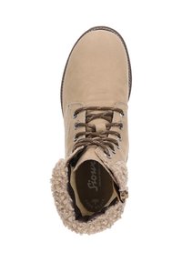 Bottine en daim beige avec un bout rond, des lacets marron et une doublure en fausse fourrure. Présente une texture lisse et un petit accent métallique sur le côté.