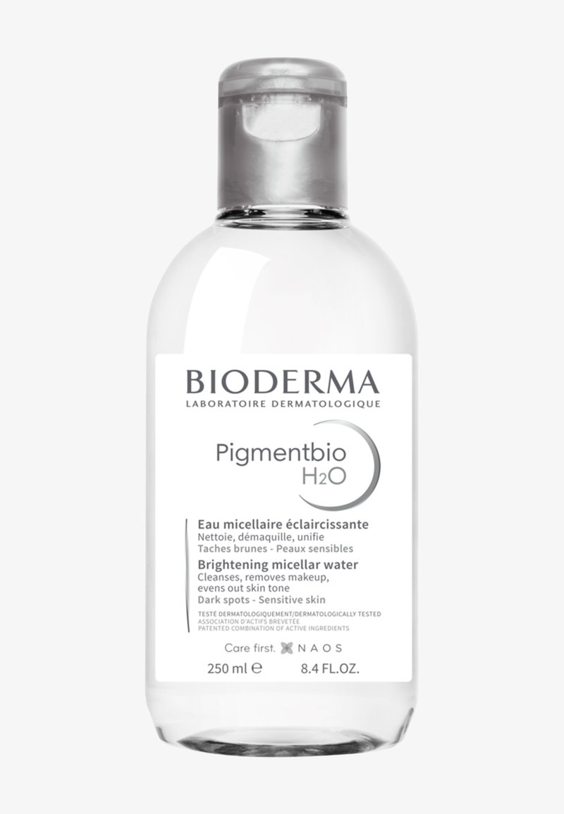 Bottiglia di plastica trasparente etichettata "Bioderma Pigmentbio H2O," contenente 250 ml di acqua micellare, con tappo grigio e testo bianco.