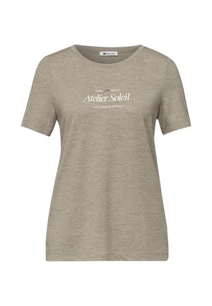 Camiseta de mujer de manga corta color marrón claro con cuello redondo y texto blanco "Atelier Soleil" y "Warm Breeze" en la parte delantera.