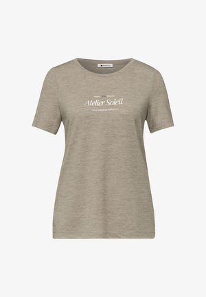 Camiseta de mujer de manga corta color marrón claro con cuello redondo y texto blanco "Atelier Soleil" y "Warm Breeze" en la parte delantera.