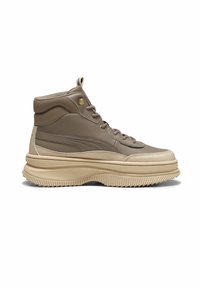 Basket montante beige et taupe avec semelle épaisse texturée, fermeture à lacets à l'avant, col rembourré à la cheville et languette au talon.