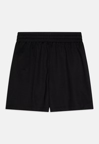 Pantalones cortos negros con cinturilla elástica, hechos de una tela suave, con un diseño simple y sin adornos, sin bolsillos ni detalles visibles.