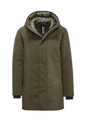 Olijfgroene parka met een gewatteerde capuchon, twee zijzakken, verstelbare manchetten en een gladde textuur. Voorzien van een rits aan de voorkant en drukknopen.