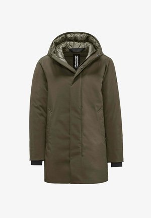 Parka verde oliva con cappuccio trapuntato, due tasche laterali, polsini regolabili e una texture liscia. Dotata di una zip frontale e chiusura a scatto.