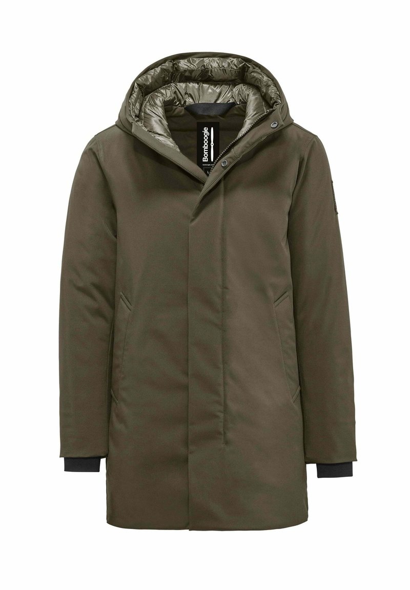 Parka verde oliva con cappuccio trapuntato, due tasche laterali, polsini regolabili e una texture liscia. Dotata di una zip frontale e chiusura a scatto.