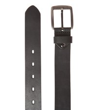 Fekete bőrből készült öv, téglalap alakú fém csattal, több lyukkal az öv szíján, sima felülettel és finom varrással.