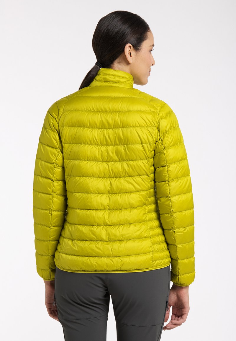 Grüne leichte Daunenjacke mit horizontalem Steppmuster, hohem Kragen und elastischen Bündchen. Ideal für Outdoor-Aktivitäten.