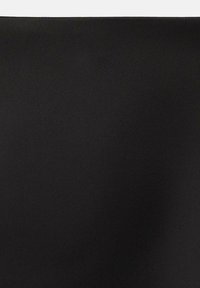 Tissu noir texturé avec un motif de tissage fin, finition lisse et couleur uniforme ; adapté pour des applications d'ameublement ou de vêtements.