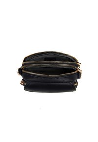 Borsa nera in pelle con più scomparti con zip, caratterizzata da hardware dorato e una finitura testurizzata. Design compatto e strutturato.