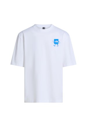 Camiseta blanca de manga corta con un pequeño gráfico azul del logo de The North Face en el pecho, que incluye brazos, piernas y zapatillas.