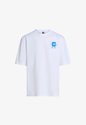 Camiseta blanca de manga corta con un pequeño gráfico azul del logo de The North Face en el pecho, que incluye brazos, piernas y zapatillas.