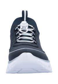 Chaussure de sport noire avec un dessus synthétique lisse, des lacets élastiques blancs et une épaisse semelle blanche. Elle dispose d'une languette à l'arrière et de surpiqûres contrastées.