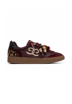 Zapatilla de cuero burdeos con suela marrón, talón con estampado de leopardo, cuentas decorativas en los cordones y logo beige bordado en el lateral.