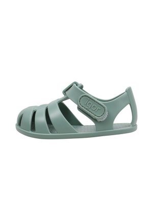 Sandale en caoutchouc vert clair avec bout fermé, bride réglable en velcro et talon ouvert.