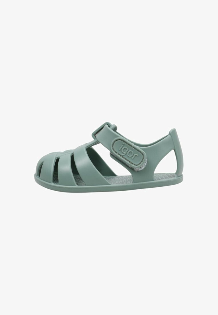 Sandale en caoutchouc vert clair avec bout fermé, bride réglable en velcro et talon ouvert.