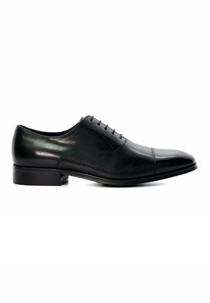 Chaussure habillée en cuir noir avec un bout arrondi, texture lisse, design à lacets à cinq œillets et un petit talon empilé.