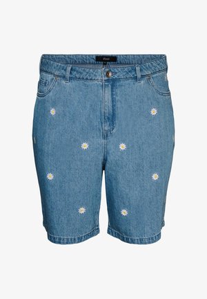 Shorts en denim bleu avec des marguerites blanches brodées dispersées sur le tissu, dotés d'une fermeture à bouton et de passants pour ceinture.