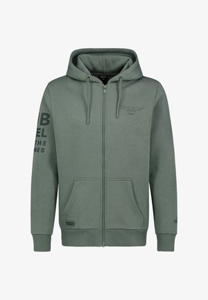 Grüne Zip-Hoodie aus weichem Stoff, mit Kapuze mit Kordelzug, Kängurutaschen und bedrucktem Text auf dem Ärmel und der Brust.