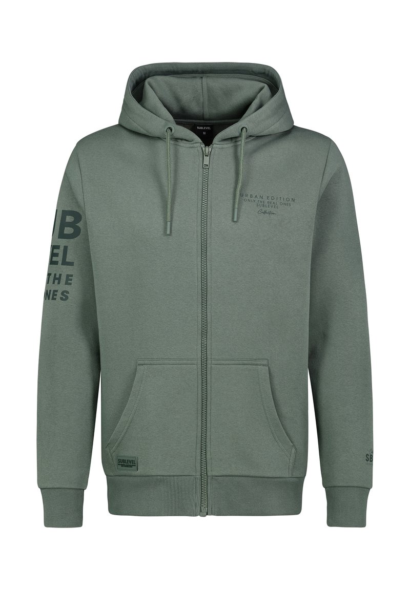 Grüne Zip-Hoodie aus weichem Stoff, mit Kapuze mit Kordelzug, Kängurutaschen und bedrucktem Text auf dem Ärmel und der Brust.