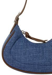 Denim skuldertaske med en buet form, brune læderdetaljer og en struktureret overflade. Har en sølvmetalspænde og detaljer med knyttet rem.