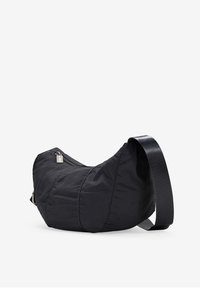 Bolsa de hombro de nylon negra con una forma suave y redondeada, que cuenta con una única correa ajustable y un bolsillo con cremallera en el lateral.