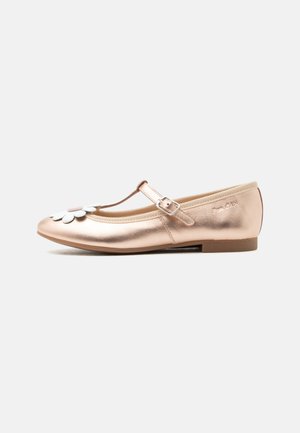 Chaussure plate Mary Jane rose doré métallique pour filles avec bride à boucle latérale et décoration fleur blanche sur l'orteil.