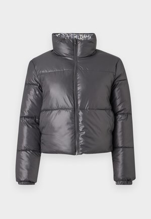 Svart puffjakke med høy krage, glidelås foran og quiltede seksjoner. Har en glatt, skinnende overflate og et mønstrete fôr.