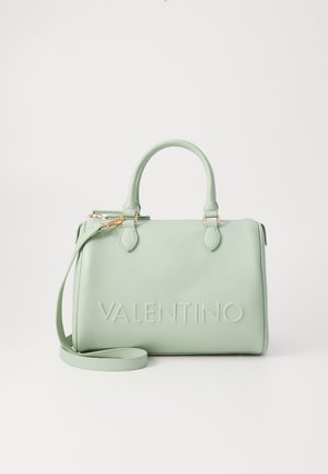 Borsa a mano in pelle verde testurizzata, con due manici, tracolla regolabile e logo "VALENTINO" impresso sul davanti.