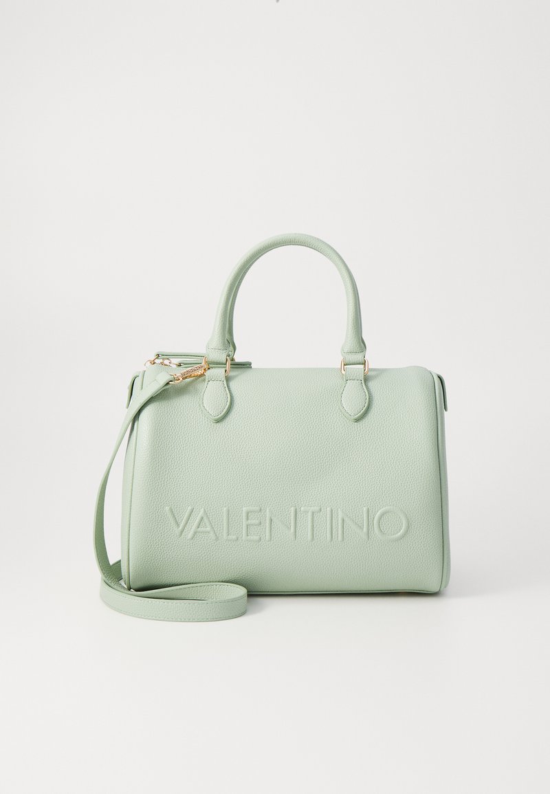 Zeleno teksturirano usnjeno ročno torbico z dvema ročajema, nastavljivim naramnim trakom in odtisnjenim logotipom "VALENTINO" na sprednji strani.