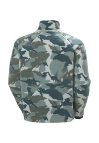 Sudadera de forro polar con cuello alto, que presenta un patrón de camuflaje en tonos de azul, gris y blanco. Textura suave y diseño de corte relajado.