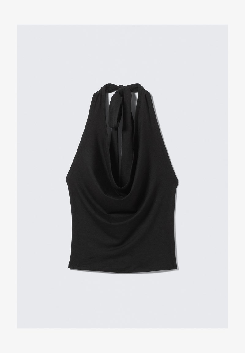 Haut dos nu noir en tissu doux, avec un devant drapé et une fermeture à nouer dans le dos. Texture lisse, silhouette ajustée.