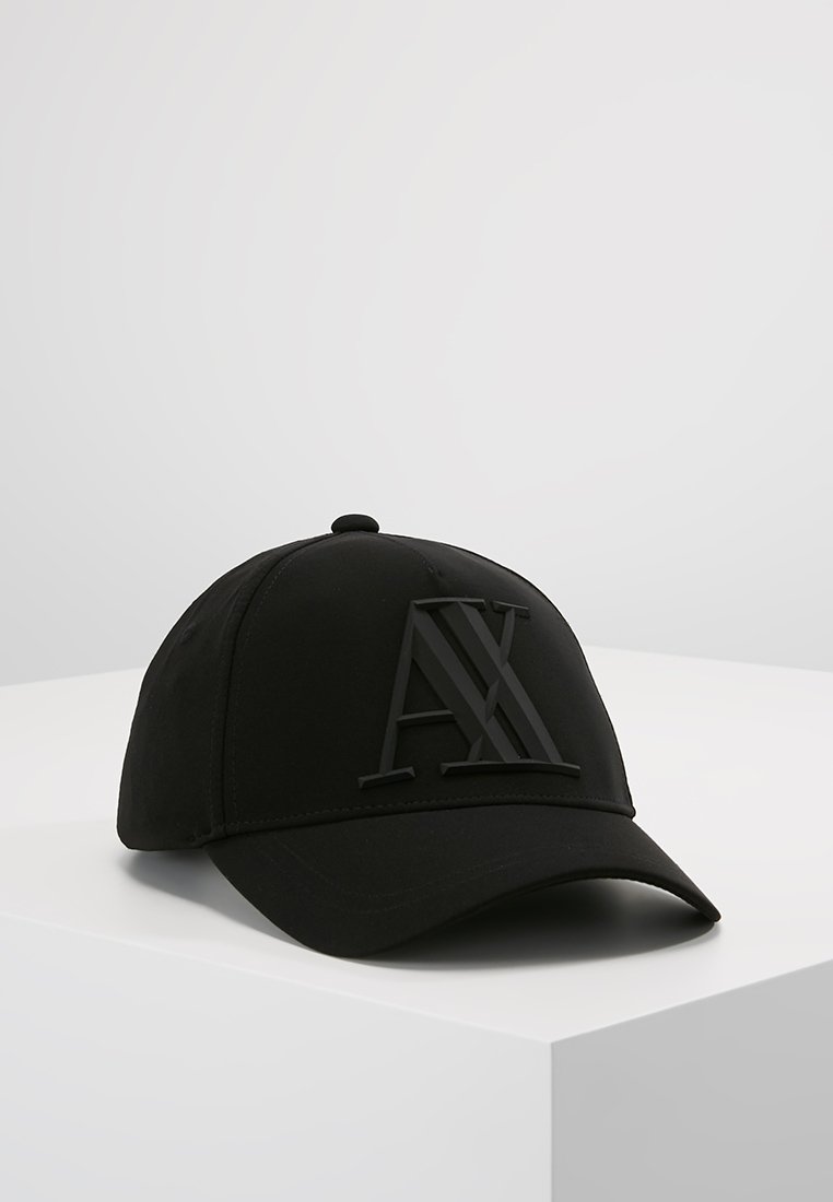 Casquette de baseball noire en tissu lisse, avec un logo "AX" noir en relief à l'avant et une visière incurvée.