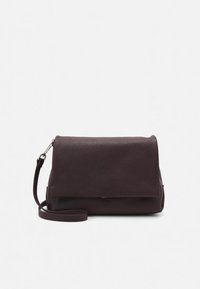 Tummanruskea nahkainen olkalaukku, jossa on teksturoitu pinta, läppäkiinnitys ja säädettävä olkahihna. Minimalistinen muotoilu hillityllä brändäyksellä.