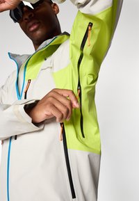 Berghaus RIDGE SEEKER - Jachetă impermeabilă - stone/spark