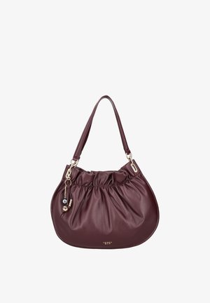 Borsa a mano in pelle color bordeaux con design arricciato, tracolla corta e un ciondolo decorativo con una perlina e dettagli dorati.